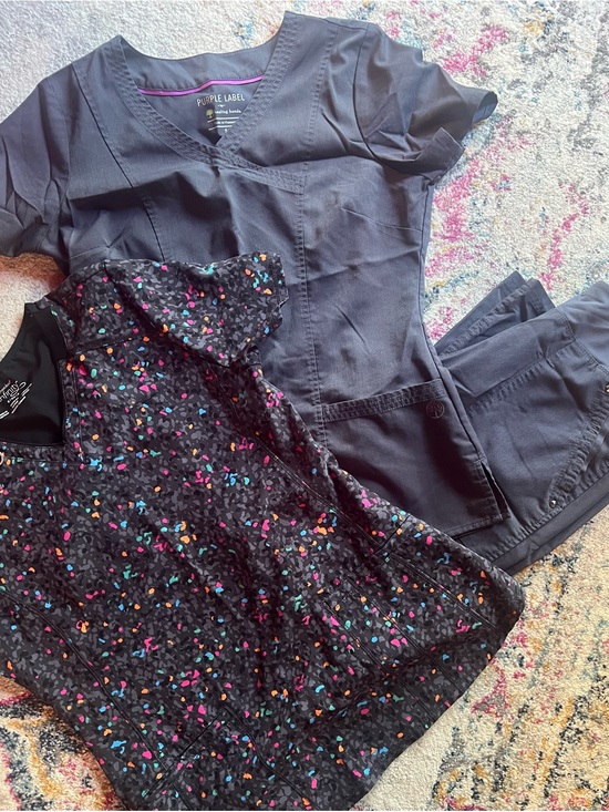 Purple Label Yoga Other - 🩺3 Piece Scrub Set Charcoal Gray Top/Pants w/ Multicolor Confetti Print Top🩺